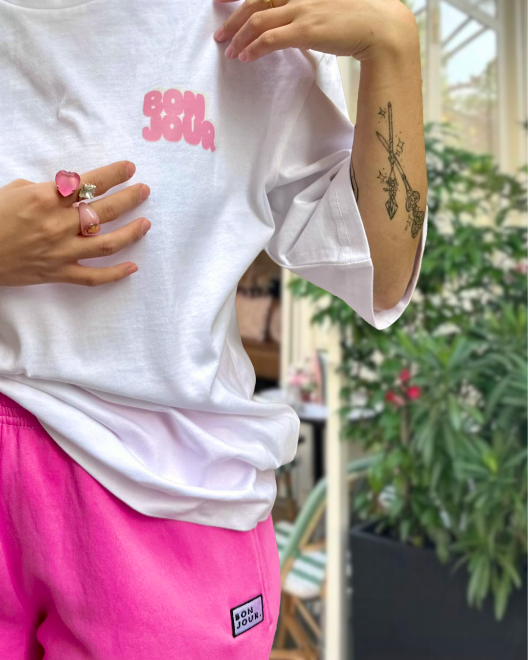 Une photo rapprochée sur le front print du tee-shirt Bonjour Petit déjeuner où l'on peut voir un Bonjour en rose